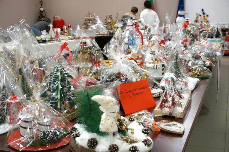 6153 лева събра благотворителният коледен базар &bdquo;Заедно за храма&ldquo; в Областна администрация