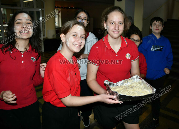 Деца, родители и учители месиха коледни питки и обредни хлябове в СУ &bdquo;Васил Левски&ldquo;