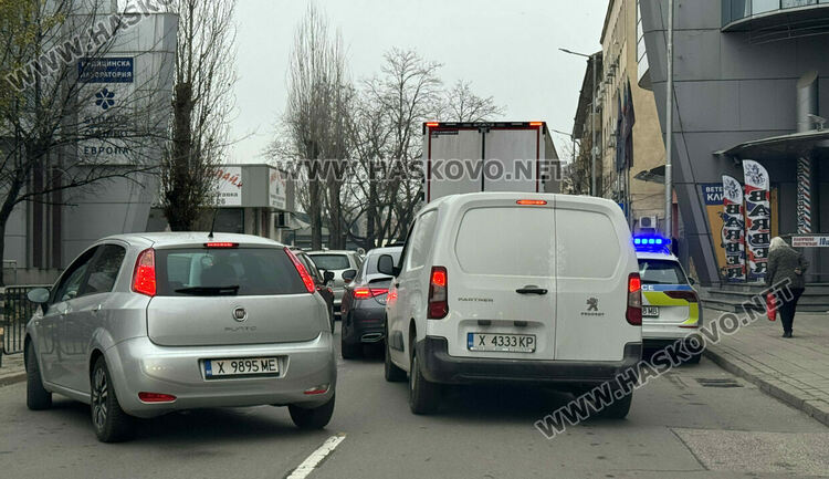 Започна голямото пазаруване за коледните празници, трафик от коли в Хасково