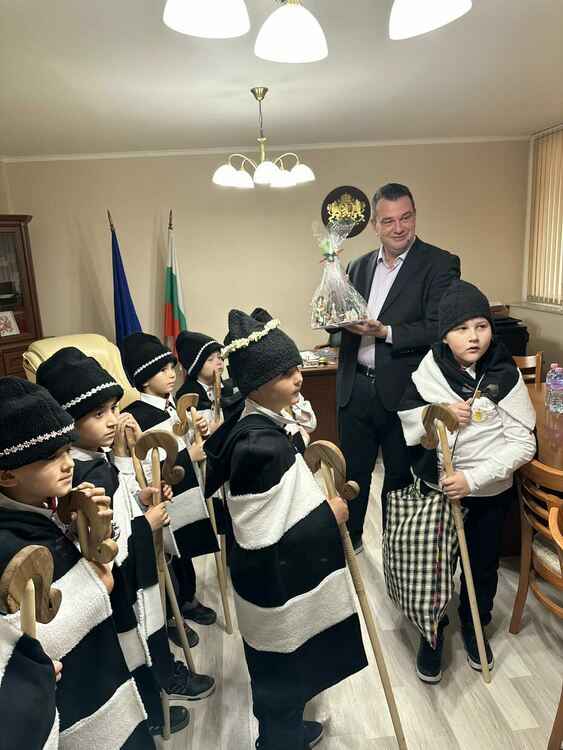 Коледари от СУ"Петко Р. Славейков" в Кърджали на гости на институциите 