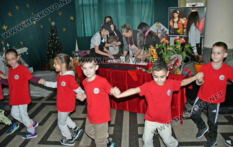 Деца, родители и учители месиха коледни питки и обредни хлябове в СУ &bdquo;Васил Левски&ldquo;