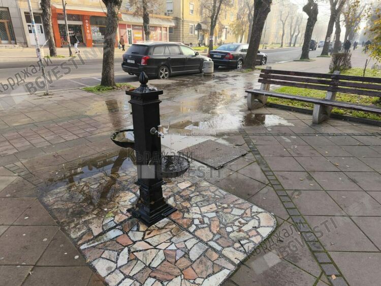 Месеци наред по булевард &bdquo;България&ldquo; в Кърджали се излива вода от повредена улична чешма