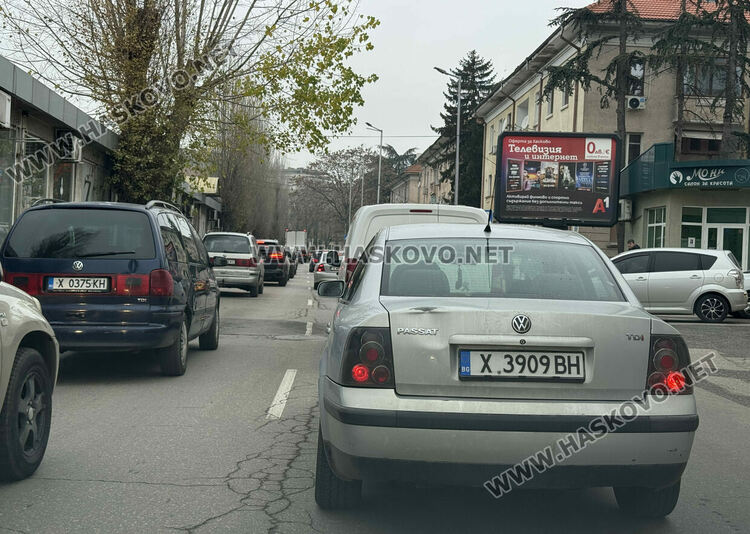 Започна голямото пазаруване за коледните празници, трафик от коли в Хасково