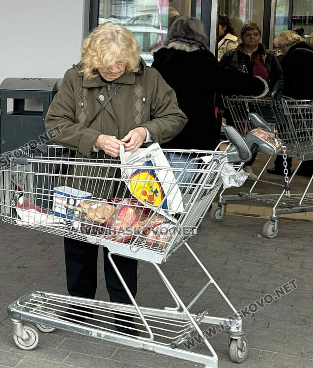 Започна голямото пазаруване за коледните празници, трафик от коли в Хасково