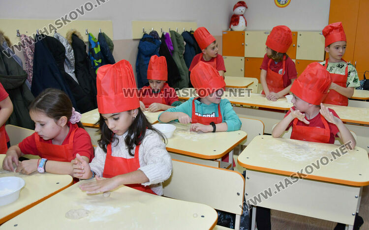 Деца, родители и учители месиха коледни питки и обредни хлябове в СУ &bdquo;Васил Левски&ldquo;