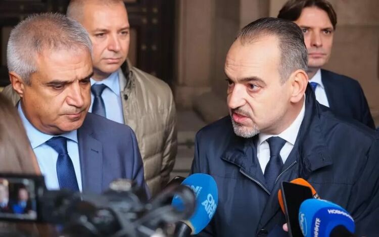 Снимка БГНЕС Шефовете на АИКБ и БСК Румен Радев и Добри Митрев първо бойкотираха тристранката заради несъгласие с първоначалния проектобюджет за 2026 г., който предвиждаше вдигане на данъци и осигуровки. Сега искат отмяната и на спорни текстове за вдигане на бюджетни заплати в удължителния закон.