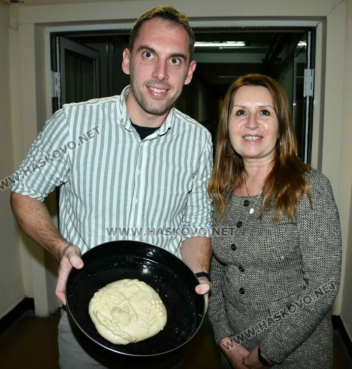 Деца, родители и учители месиха коледни питки и обредни хлябове в СУ &bdquo;Васил Левски&ldquo;