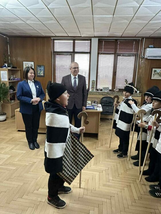 Коледари от СУ"Петко Р. Славейков" в Кърджали на гости на институциите 
