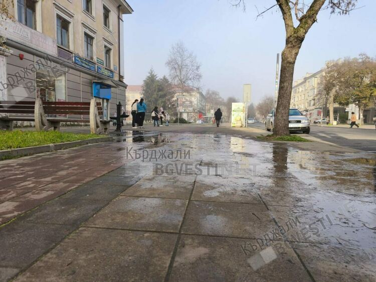 Месеци наред по булевард &bdquo;България&ldquo; в Кърджали се излива вода от повредена улична чешма