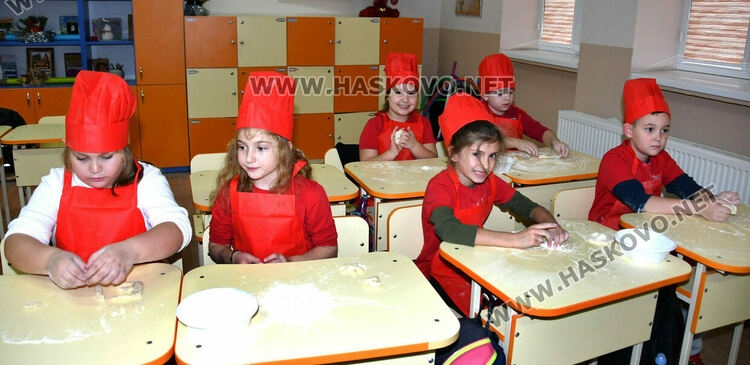 Деца, родители и учители месиха коледни питки и обредни хлябове в СУ &bdquo;Васил Левски&ldquo;
