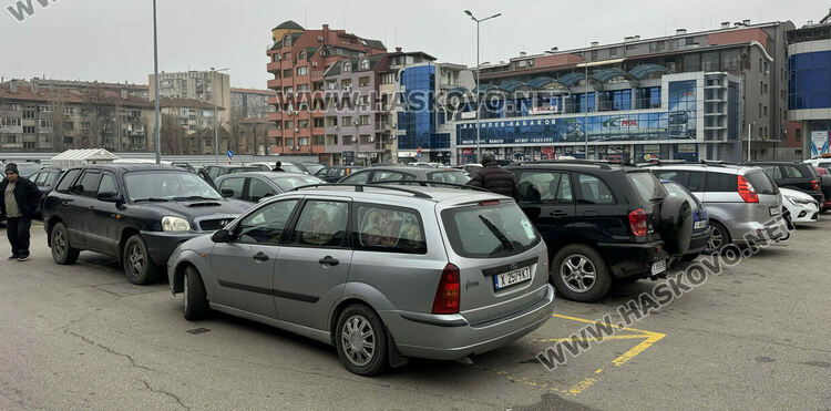 Започна голямото пазаруване за коледните празници, трафик от коли в Хасково