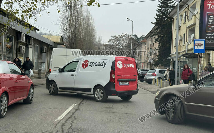 Започна голямото пазаруване за коледните празници, трафик от коли в Хасково