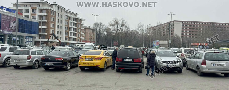 Започна голямото пазаруване за коледните празници, трафик от коли в Хасково