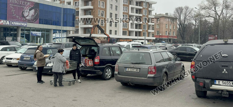Започна голямото пазаруване за коледните празници, трафик от коли в Хасково
