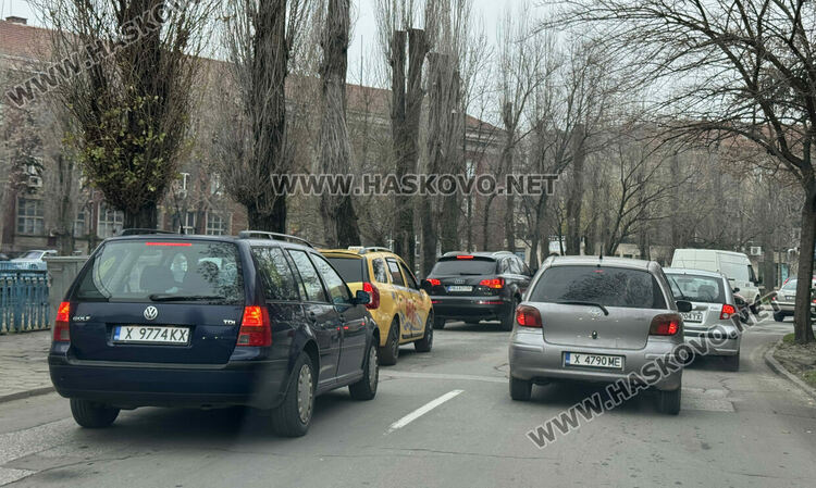 Започна голямото пазаруване за коледните празници, трафик от коли в Хасково