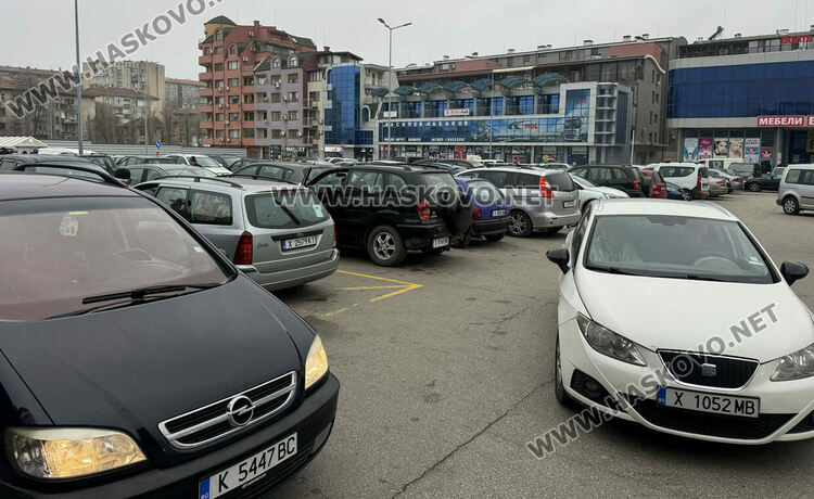 Започна голямото пазаруване за коледните празници, трафик от коли в Хасково