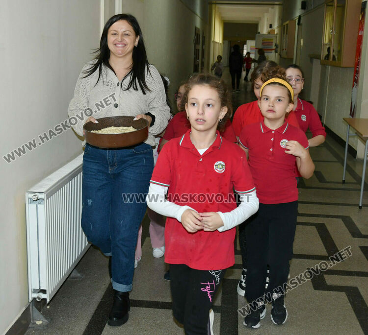 Деца, родители и учители месиха коледни питки и обредни хлябове в СУ &bdquo;Васил Левски&ldquo;