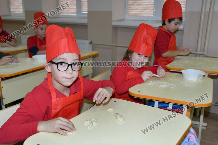 Деца, родители и учители месиха коледни питки и обредни хлябове в СУ &bdquo;Васил Левски&ldquo;