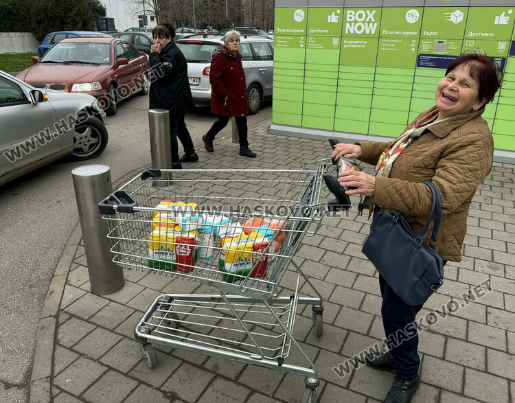 Започна голямото пазаруване за коледните празници, трафик от коли в Хасково