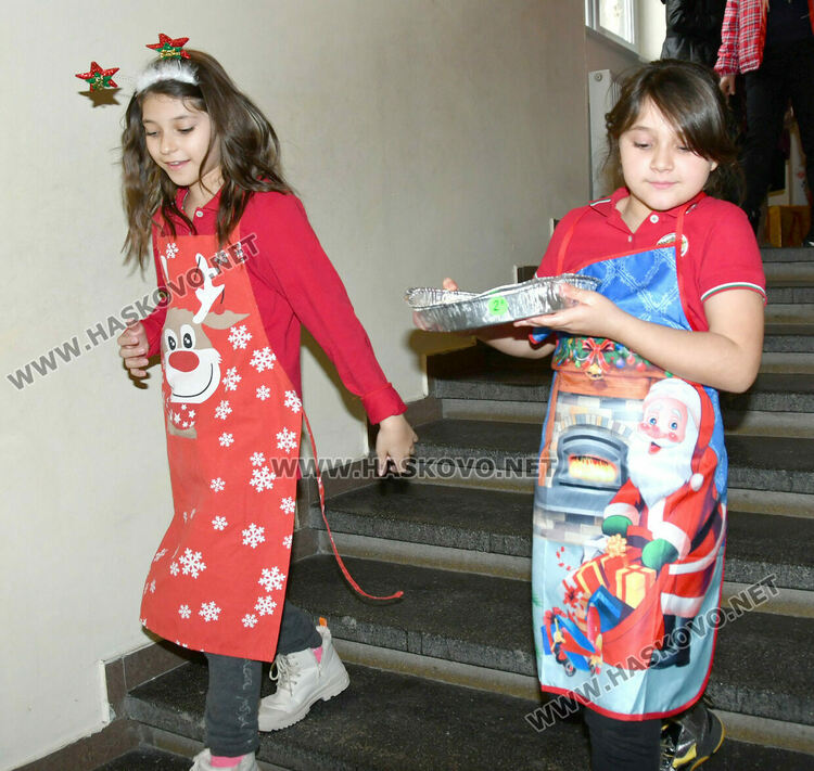 Деца, родители и учители месиха коледни питки и обредни хлябове в СУ &bdquo;Васил Левски&ldquo;