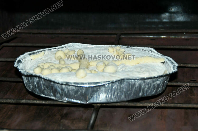 Деца, родители и учители месиха коледни питки и обредни хлябове в СУ &bdquo;Васил Левски&ldquo;