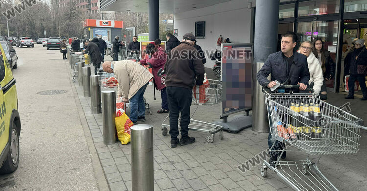 Започна голямото пазаруване за коледните празници, трафик от коли в Хасково