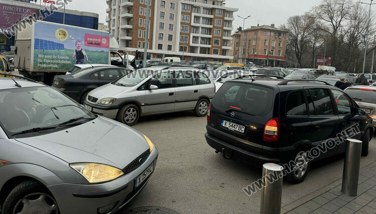 Започна голямото пазаруване за коледните празници, трафик от коли в Хасково
