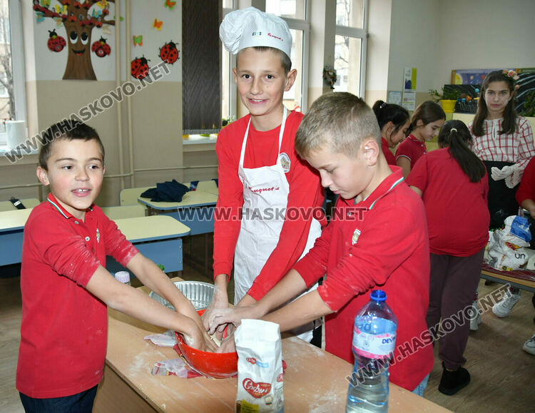 Деца, родители и учители месиха коледни питки и обредни хлябове в СУ &bdquo;Васил Левски&ldquo;