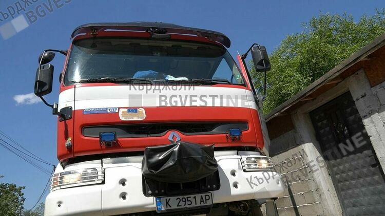 Пожар подпали покривна конструкция на къща в с.Бенковски