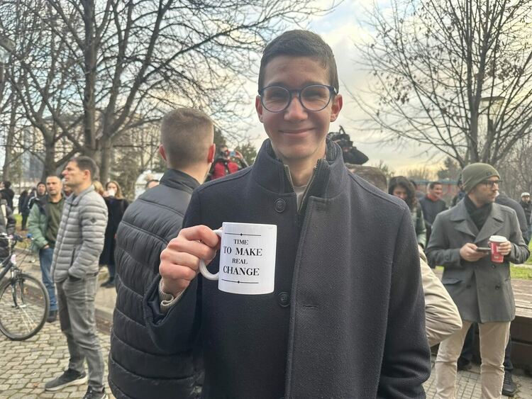 Журналисти се събраха на протестно пиене на кафе пред бТВ