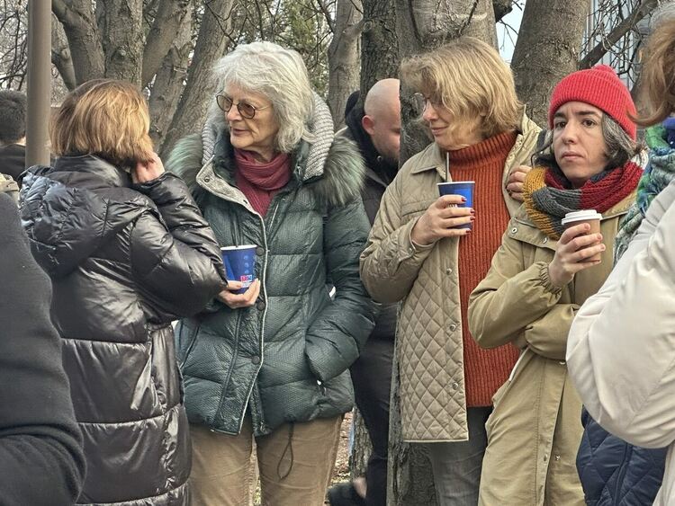 Журналисти се събраха на протестно пиене на кафе пред бТВ