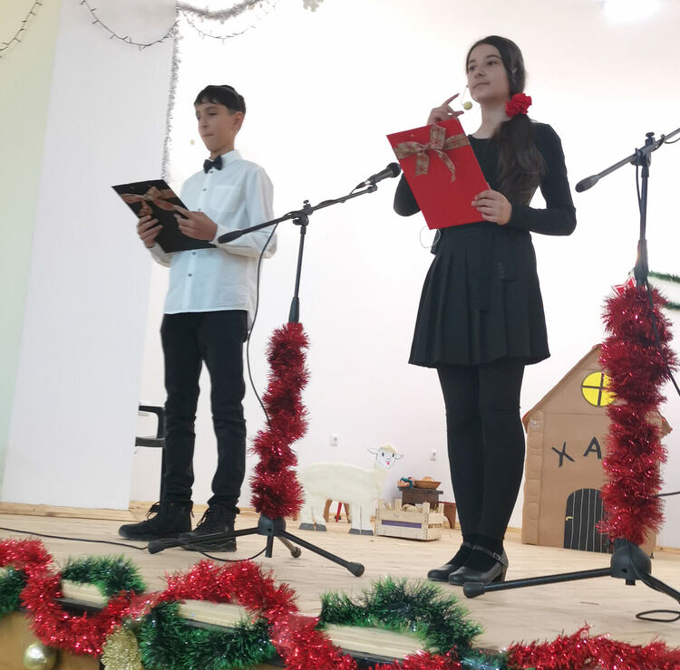 Децата от училището и детската градина в Малево с благотворително коледно тържество