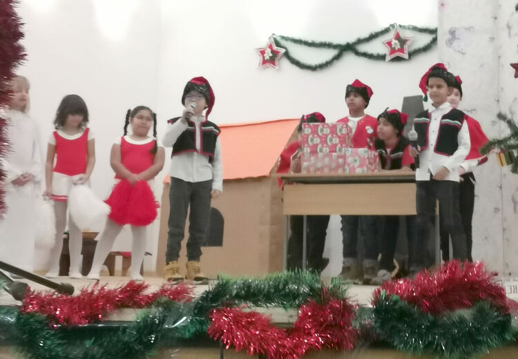 Децата от училището и детската градина в Малево с благотворително коледно тържество