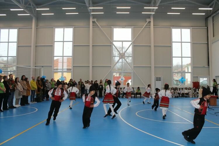 Откриха нов физкултурен салон в ОУ &bdquo;Христо Ботев&ldquo; в село Левка