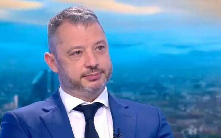 Шефът на бюджетната комисия Делян Добрев допусна, че разпоредбата за индексиране на бюджетните заплати е неприложима и ще бъде атакувана от КС.