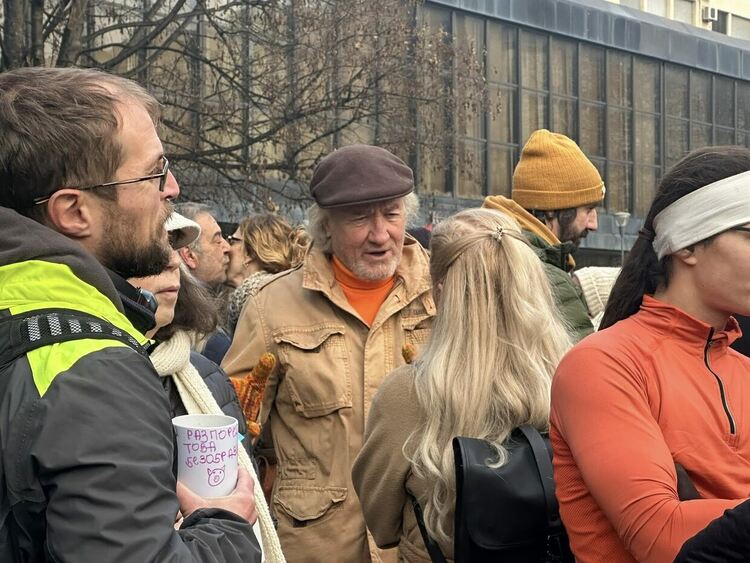 Журналисти се събраха на протестно пиене на кафе пред бТВ