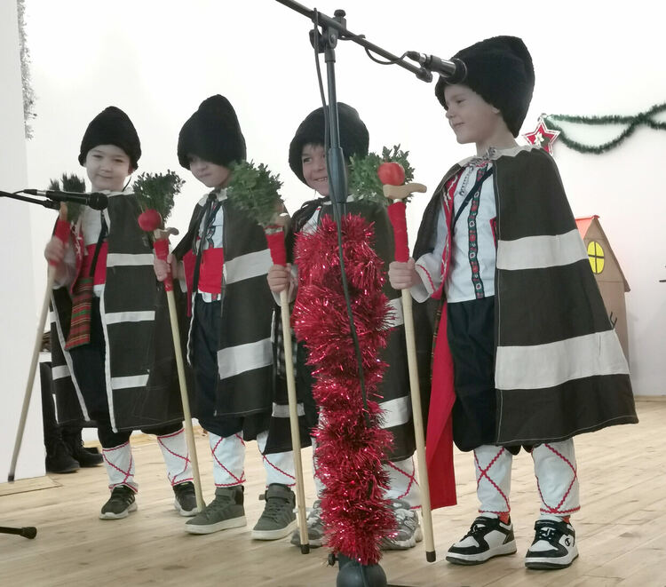 Децата от училището и детската градина в Малево с благотворително коледно тържество