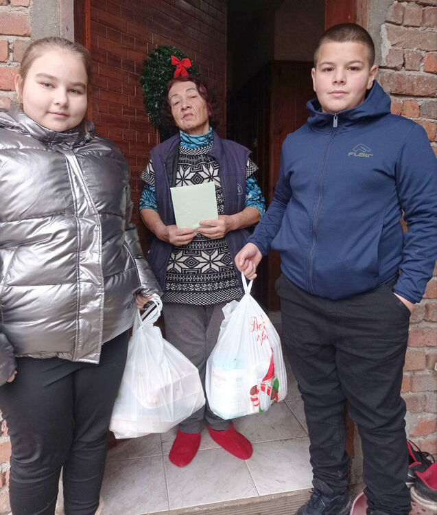 Децата от училището и детската градина в Малево с благотворително коледно тържество