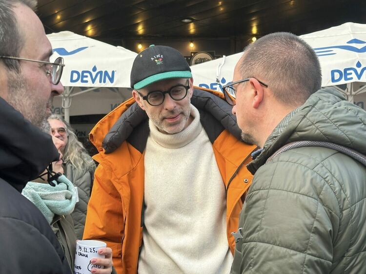 Журналисти се събраха на протестно пиене на кафе пред бТВ