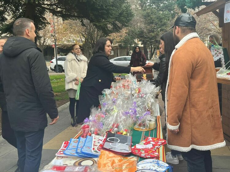 В Момчилград се състоя Коледен благотворителен базар в подкрепа на Туана Хасан