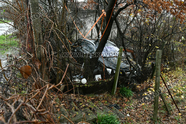 Кола се вряза в двор на къща в &bdquo;Кенана&ldquo;, искат &bdquo;легнали полицаи&ldquo; 