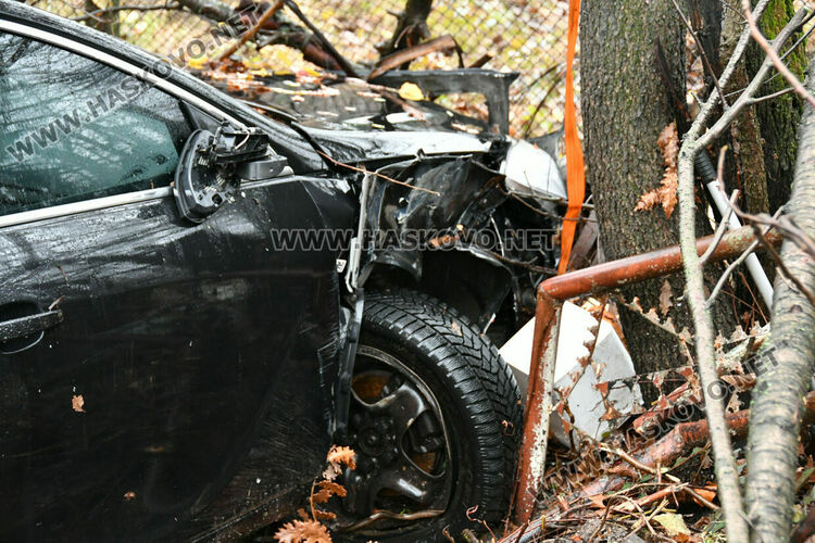 Кола се вряза в двор на къща в &bdquo;Кенана&ldquo;, искат &bdquo;легнали полицаи&ldquo; 