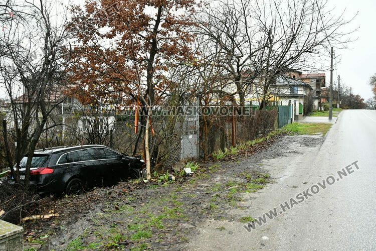 Кола се вряза в двор на къща в &bdquo;Кенана&ldquo;, искат &bdquo;легнали полицаи&ldquo; 