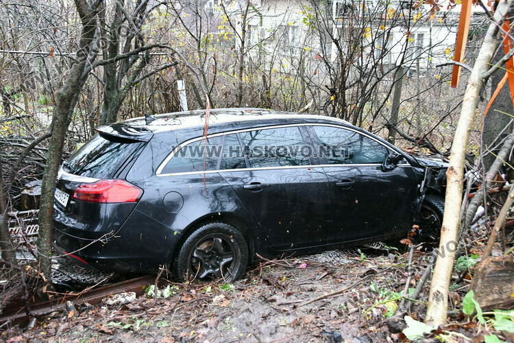 Кола се вряза в двор на къща в &bdquo;Кенана&ldquo;, искат &bdquo;легнали полицаи&ldquo; 