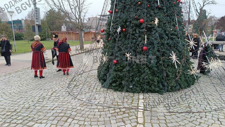 Коледари в Кърджали показаха традициите на беломорските българи