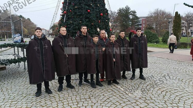 Коледари в Кърджали показаха традициите на беломорските българи