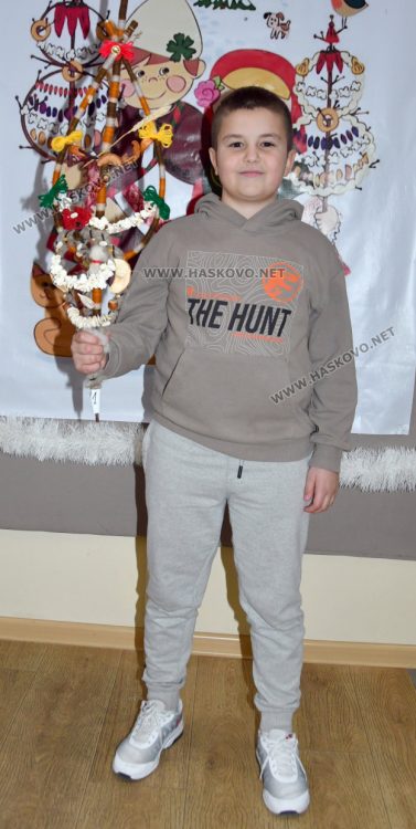 Деца от Хасково пазят традицията за изработване на сурвачки