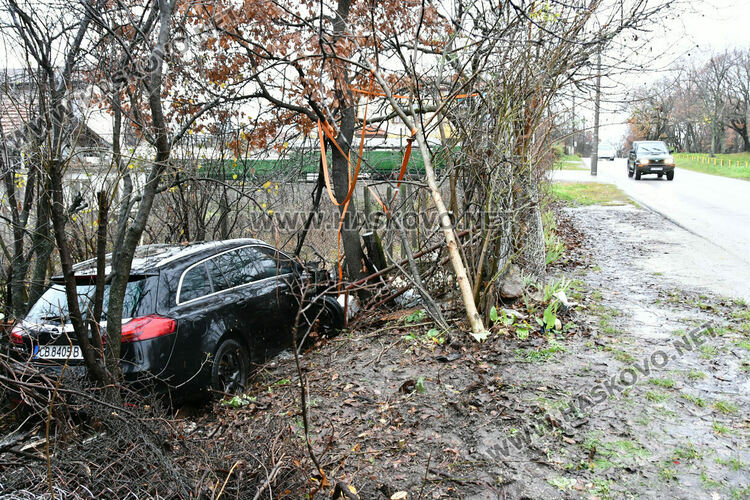 Кола се вряза в двор на къща в &bdquo;Кенана&ldquo;, искат &bdquo;легнали полицаи&ldquo; 