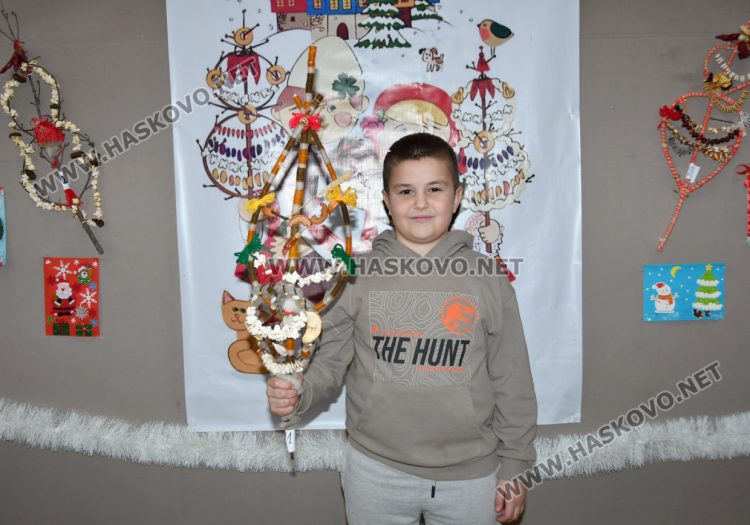 Деца от Хасково пазят традицията за изработване на сурвачки