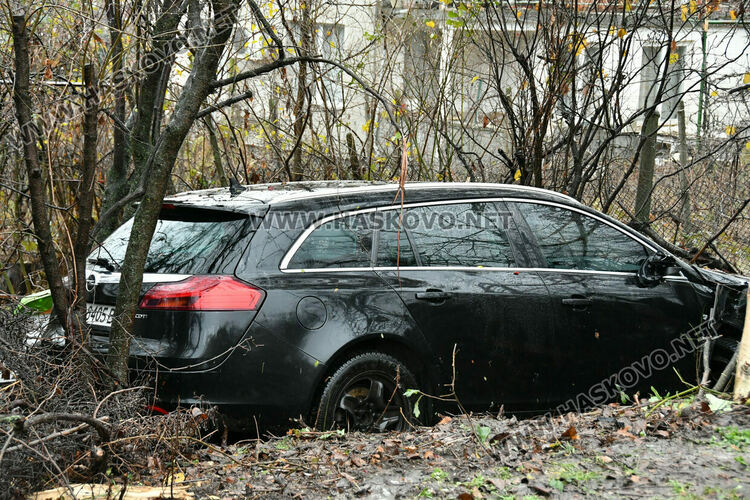 Кола се вряза в двор на къща в &bdquo;Кенана&ldquo;, искат &bdquo;легнали полицаи&ldquo; 